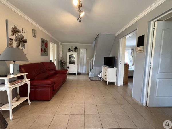Ensemble en pierre avec deux maison et piscine.