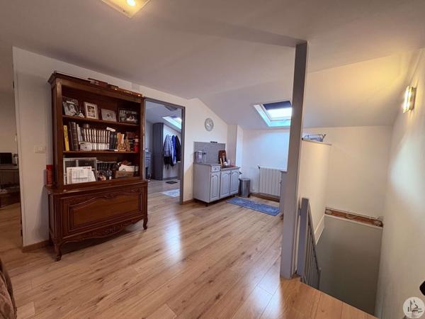 Ensemble en pierre avec deux maison et piscine.