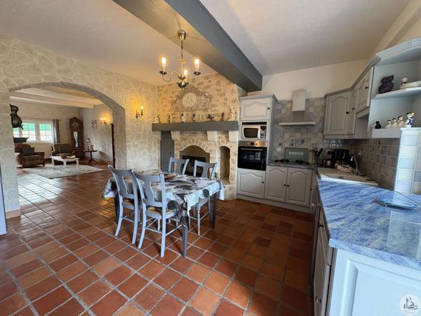 Ensemble en pierre avec deux maison et piscine.