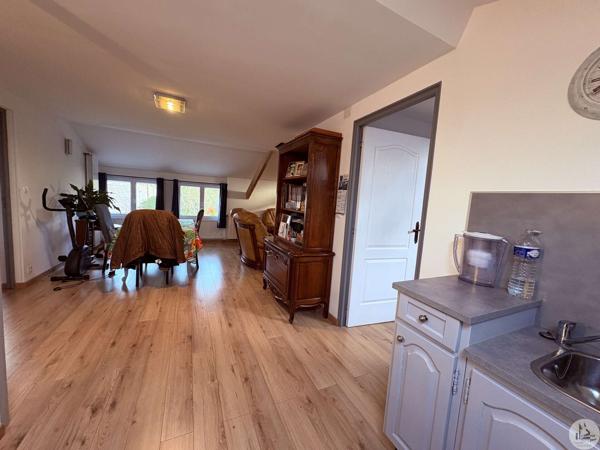 Ensemble en pierre avec deux maison et piscine.