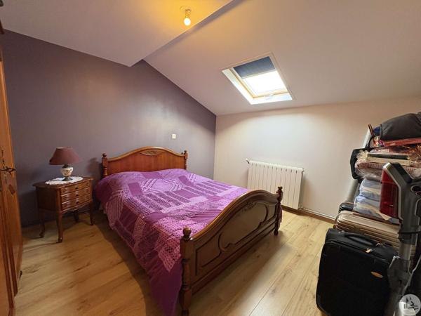 Ensemble en pierre avec deux maison et piscine.