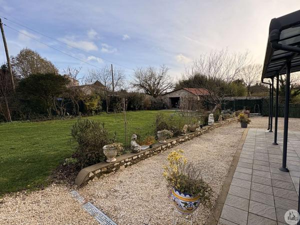 Ensemble en pierre avec deux maison et piscine.