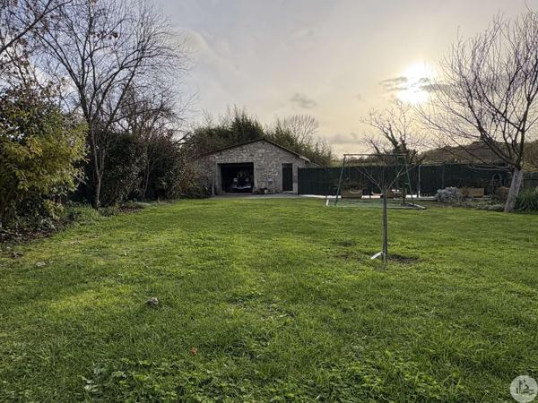 Ensemble en pierre avec deux maison et piscine.