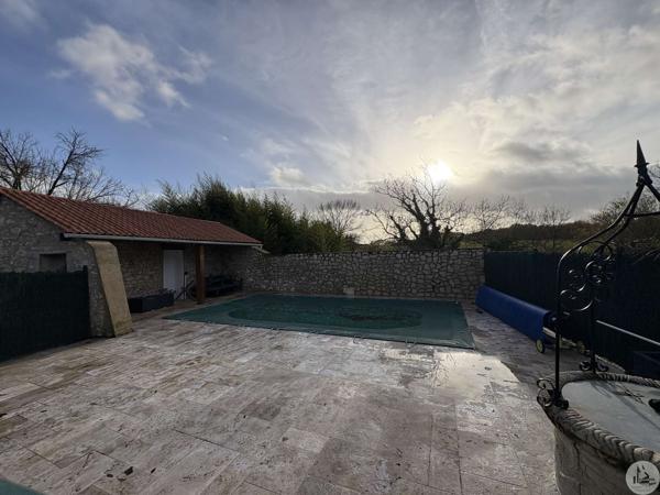 Ensemble en pierre avec deux maison et piscine.