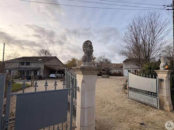 Ensemble en pierre avec deux maison et piscine.