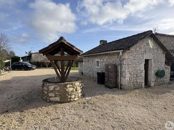 Ensemble en pierre avec deux maison et piscine.