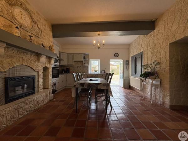 Ensemble en pierre avec deux maison et piscine.