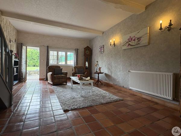 Ensemble en pierre avec deux maison et piscine.