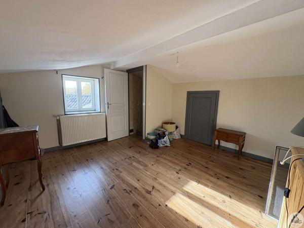 Ensemble en pierre avec deux maison et piscine.