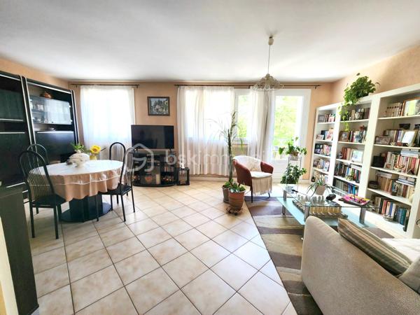 APPARTEMENT LUMINEUX AU SEIN DE LA VERDOYANTE RÉSIDENCE SÉCURISÉE MARECHALE SAINT MARTIN, APPRÉCIÉE PAR LES FAMILLES AVEC ESPACES VERTS, AIRE DE JEUX, ACCÈS DIRECT AU BOIS, QUARTIER PROCHE COMMERCES ET ÉCOLES À MOINS DE 2 MIN À PIED.

Appartement situé au 1er étage au calme en fond de résidence, il vous offre:
- Une belle entrée avec rangements (porte blindée récente, 7 points, coupe feu) et WC séparés
- Un séjour / salle à manger lumineux avec accès à un petit balcon donnant sur le bois (anciennement 3ème chambre), aucun vis-à-vis !
- Une spacieuse cuisine séparée avec loggia sécurisée servant de cellier 
Côté nuit:
- 2 chambres 
- Salle d'eau avec fenêtre double vitrage, sèche serviettes 
Une grande cave au sous sol et une place de stationnement privative en extérieur complètent ce bien.

Prestations : Double vitrage PVC / chauffage gaz individuel, chaudière récente / fibre/ interphone / vigik / portail motorisé pour accès à la résidence et au stationnement, gardien.
ON AIME :
- La tranquillité de la résidence et ses espaces verts
- Les volumes de l’appartement et son agencement
- La proximité avec les écoles et les commerces À 2 PAS DE LA PLACE DE VERDUN ET DU GROUPE SCOLAIRE MOULIN/MONNET (MATERNELLE ET PRIMAIRE) , AU CALME EN FOND DE RÉSIDENCE SANS VIS-A-VIS !