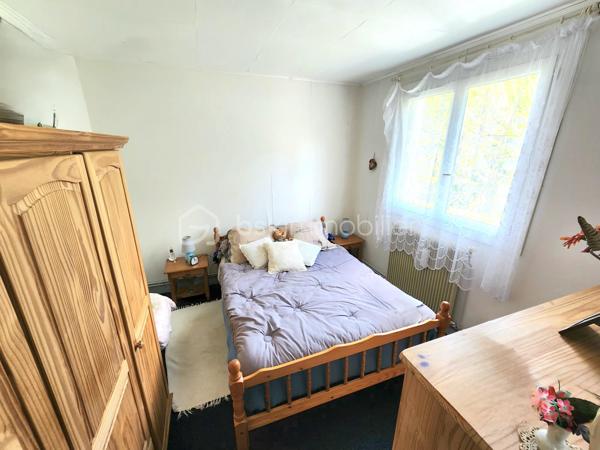 APPARTEMENT LUMINEUX AU SEIN DE LA VERDOYANTE RÉSIDENCE SÉCURISÉE MARECHALE SAINT MARTIN, APPRÉCIÉE PAR LES FAMILLES AVEC ESPACES VERTS, AIRE DE JEUX, ACCÈS DIRECT AU BOIS, QUARTIER PROCHE COMMERCES ET ÉCOLES À MOINS DE 2 MIN À PIED.

Appartement situé au 1er étage au calme en fond de résidence, il vous offre:
- Une belle entrée avec rangements (porte blindée récente, 7 points, coupe feu) et WC séparés
- Un séjour / salle à manger lumineux avec accès à un petit balcon donnant sur le bois (anciennement 3ème chambre), aucun vis-à-vis !
- Une spacieuse cuisine séparée avec loggia sécurisée servant de cellier 
Côté nuit:
- 2 chambres 
- Salle d'eau avec fenêtre double vitrage, sèche serviettes 
Une grande cave au sous sol et une place de stationnement privative en extérieur complètent ce bien.

Prestations : Double vitrage PVC / chauffage gaz individuel, chaudière récente / fibre/ interphone / vigik / portail motorisé pour accès à la résidence et au stationnement, gardien.
ON AIME :
- La tranquillité de la résidence et ses espaces verts
- Les volumes de l’appartement et son agencement
- La proximité avec les écoles et les commerces À 2 PAS DE LA PLACE DE VERDUN ET DU GROUPE SCOLAIRE MOULIN/MONNET (MATERNELLE ET PRIMAIRE) , AU CALME EN FOND DE RÉSIDENCE SANS VIS-A-VIS !