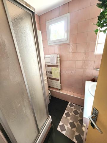 APPARTEMENT LUMINEUX AU SEIN DE LA VERDOYANTE RÉSIDENCE SÉCURISÉE MARECHALE SAINT MARTIN, APPRÉCIÉE PAR LES FAMILLES AVEC ESPACES VERTS, AIRE DE JEUX, ACCÈS DIRECT AU BOIS, QUARTIER PROCHE COMMERCES ET ÉCOLES À MOINS DE 2 MIN À PIED.

Appartement situé au 1er étage au calme en fond de résidence, il vous offre:
- Une belle entrée avec rangements (porte blindée récente, 7 points, coupe feu) et WC séparés
- Un séjour / salle à manger lumineux avec accès à un petit balcon donnant sur le bois (anciennement 3ème chambre), aucun vis-à-vis !
- Une spacieuse cuisine séparée avec loggia sécurisée servant de cellier 
Côté nuit:
- 2 chambres 
- Salle d'eau avec fenêtre double vitrage, sèche serviettes 
Une grande cave au sous sol et une place de stationnement privative en extérieur complètent ce bien.

Prestations : Double vitrage PVC / chauffage gaz individuel, chaudière récente / fibre/ interphone / vigik / portail motorisé pour accès à la résidence et au stationnement, gardien.
ON AIME :
- La tranquillité de la résidence et ses espaces verts
- Les volumes de l’appartement et son agencement
- La proximité avec les écoles et les commerces À 2 PAS DE LA PLACE DE VERDUN ET DU GROUPE SCOLAIRE MOULIN/MONNET (MATERNELLE ET PRIMAIRE) , AU CALME EN FOND DE RÉSIDENCE SANS VIS-A-VIS !