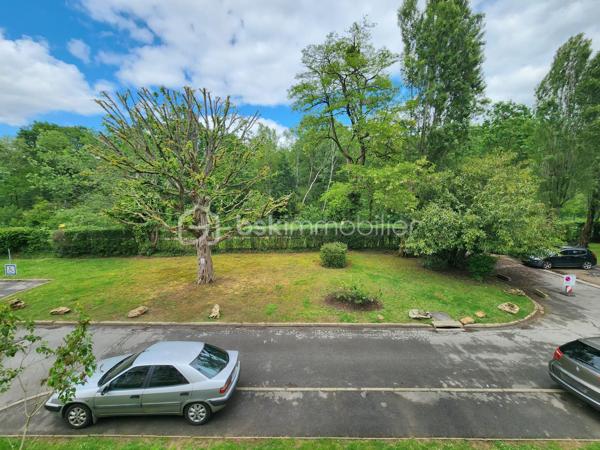 APPARTEMENT LUMINEUX AU SEIN DE LA VERDOYANTE RÉSIDENCE SÉCURISÉE MARECHALE SAINT MARTIN, APPRÉCIÉE PAR LES FAMILLES AVEC ESPACES VERTS, AIRE DE JEUX, ACCÈS DIRECT AU BOIS, QUARTIER PROCHE COMMERCES ET ÉCOLES À MOINS DE 2 MIN À PIED.

Appartement situé au 1er étage au calme en fond de résidence, il vous offre:
- Une belle entrée avec rangements (porte blindée récente, 7 points, coupe feu) et WC séparés
- Un séjour / salle à manger lumineux avec accès à un petit balcon donnant sur le bois (anciennement 3ème chambre), aucun vis-à-vis !
- Une spacieuse cuisine séparée avec loggia sécurisée servant de cellier 
Côté nuit:
- 2 chambres 
- Salle d'eau avec fenêtre double vitrage, sèche serviettes 
Une grande cave au sous sol et une place de stationnement privative en extérieur complètent ce bien.

Prestations : Double vitrage PVC / chauffage gaz individuel, chaudière récente / fibre/ interphone / vigik / portail motorisé pour accès à la résidence et au stationnement, gardien.
ON AIME :
- La tranquillité de la résidence et ses espaces verts
- Les volumes de l’appartement et son agencement
- La proximité avec les écoles et les commerces À 2 PAS DE LA PLACE DE VERDUN ET DU GROUPE SCOLAIRE MOULIN/MONNET (MATERNELLE ET PRIMAIRE) , AU CALME EN FOND DE RÉSIDENCE SANS VIS-A-VIS !