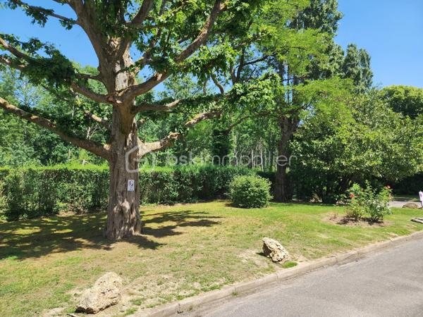 APPARTEMENT LUMINEUX AU SEIN DE LA VERDOYANTE RÉSIDENCE SÉCURISÉE MARECHALE SAINT MARTIN, APPRÉCIÉE PAR LES FAMILLES AVEC ESPACES VERTS, AIRE DE JEUX, ACCÈS DIRECT AU BOIS, QUARTIER PROCHE COMMERCES ET ÉCOLES À MOINS DE 2 MIN À PIED.

Appartement situé au 1er étage au calme en fond de résidence, il vous offre:
- Une belle entrée avec rangements (porte blindée récente, 7 points, coupe feu) et WC séparés
- Un séjour / salle à manger lumineux avec accès à un petit balcon donnant sur le bois (anciennement 3ème chambre), aucun vis-à-vis !
- Une spacieuse cuisine séparée avec loggia sécurisée servant de cellier 
Côté nuit:
- 2 chambres 
- Salle d'eau avec fenêtre double vitrage, sèche serviettes 
Une grande cave au sous sol et une place de stationnement privative en extérieur complètent ce bien.

Prestations : Double vitrage PVC / chauffage gaz individuel, chaudière récente / fibre/ interphone / vigik / portail motorisé pour accès à la résidence et au stationnement, gardien.
ON AIME :
- La tranquillité de la résidence et ses espaces verts
- Les volumes de l’appartement et son agencement
- La proximité avec les écoles et les commerces À 2 PAS DE LA PLACE DE VERDUN ET DU GROUPE SCOLAIRE MOULIN/MONNET (MATERNELLE ET PRIMAIRE) , AU CALME EN FOND DE RÉSIDENCE SANS VIS-A-VIS !