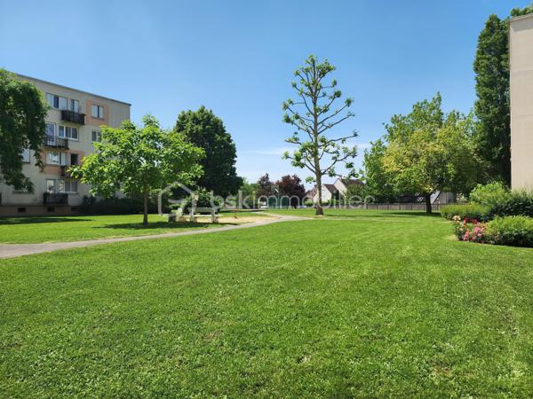 APPARTEMENT LUMINEUX AU SEIN DE LA VERDOYANTE RÉSIDENCE SÉCURISÉE MARECHALE SAINT MARTIN, APPRÉCIÉE PAR LES FAMILLES AVEC ESPACES VERTS, AIRE DE JEUX, ACCÈS DIRECT AU BOIS, QUARTIER PROCHE COMMERCES ET ÉCOLES À MOINS DE 2 MIN À PIED.

Appartement situé au 1er étage au calme en fond de résidence, il vous offre:
- Une belle entrée avec rangements (porte blindée récente, 7 points, coupe feu) et WC séparés
- Un séjour / salle à manger lumineux avec accès à un petit balcon donnant sur le bois (anciennement 3ème chambre), aucun vis-à-vis !
- Une spacieuse cuisine séparée avec loggia sécurisée servant de cellier 
Côté nuit:
- 2 chambres 
- Salle d'eau avec fenêtre double vitrage, sèche serviettes 
Une grande cave au sous sol et une place de stationnement privative en extérieur complètent ce bien.

Prestations : Double vitrage PVC / chauffage gaz individuel, chaudière récente / fibre/ interphone / vigik / portail motorisé pour accès à la résidence et au stationnement, gardien.
ON AIME :
- La tranquillité de la résidence et ses espaces verts
- Les volumes de l’appartement et son agencement
- La proximité avec les écoles et les commerces À 2 PAS DE LA PLACE DE VERDUN ET DU GROUPE SCOLAIRE MOULIN/MONNET (MATERNELLE ET PRIMAIRE) , AU CALME EN FOND DE RÉSIDENCE SANS VIS-A-VIS !
