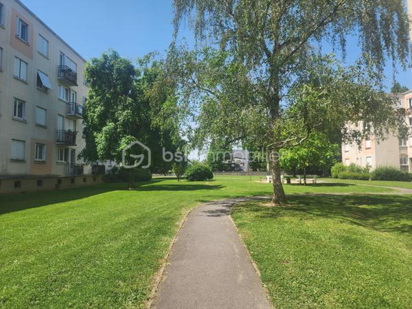 APPARTEMENT LUMINEUX AU SEIN DE LA VERDOYANTE RÉSIDENCE SÉCURISÉE MARECHALE SAINT MARTIN, APPRÉCIÉE PAR LES FAMILLES AVEC ESPACES VERTS, AIRE DE JEUX, ACCÈS DIRECT AU BOIS, QUARTIER PROCHE COMMERCES ET ÉCOLES À MOINS DE 2 MIN À PIED.

Appartement situé au 1er étage au calme en fond de résidence, il vous offre:
- Une belle entrée avec rangements (porte blindée récente, 7 points, coupe feu) et WC séparés
- Un séjour / salle à manger lumineux avec accès à un petit balcon donnant sur le bois (anciennement 3ème chambre), aucun vis-à-vis !
- Une spacieuse cuisine séparée avec loggia sécurisée servant de cellier 
Côté nuit:
- 2 chambres 
- Salle d'eau avec fenêtre double vitrage, sèche serviettes 
Une grande cave au sous sol et une place de stationnement privative en extérieur complètent ce bien.

Prestations : Double vitrage PVC / chauffage gaz individuel, chaudière récente / fibre/ interphone / vigik / portail motorisé pour accès à la résidence et au stationnement, gardien.
ON AIME :
- La tranquillité de la résidence et ses espaces verts
- Les volumes de l’appartement et son agencement
- La proximité avec les écoles et les commerces À 2 PAS DE LA PLACE DE VERDUN ET DU GROUPE SCOLAIRE MOULIN/MONNET (MATERNELLE ET PRIMAIRE) , AU CALME EN FOND DE RÉSIDENCE SANS VIS-A-VIS !