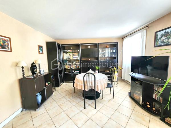 APPARTEMENT LUMINEUX AU SEIN DE LA VERDOYANTE RÉSIDENCE SÉCURISÉE MARECHALE SAINT MARTIN, APPRÉCIÉE PAR LES FAMILLES AVEC ESPACES VERTS, AIRE DE JEUX, ACCÈS DIRECT AU BOIS, QUARTIER PROCHE COMMERCES ET ÉCOLES À MOINS DE 2 MIN À PIED.

Appartement situé au 1er étage au calme en fond de résidence, il vous offre:
- Une belle entrée avec rangements (porte blindée récente, 7 points, coupe feu) et WC séparés
- Un séjour / salle à manger lumineux avec accès à un petit balcon donnant sur le bois (anciennement 3ème chambre), aucun vis-à-vis !
- Une spacieuse cuisine séparée avec loggia sécurisée servant de cellier 
Côté nuit:
- 2 chambres 
- Salle d'eau avec fenêtre double vitrage, sèche serviettes 
Une grande cave au sous sol et une place de stationnement privative en extérieur complètent ce bien.

Prestations : Double vitrage PVC / chauffage gaz individuel, chaudière récente / fibre/ interphone / vigik / portail motorisé pour accès à la résidence et au stationnement, gardien.
ON AIME :
- La tranquillité de la résidence et ses espaces verts
- Les volumes de l’appartement et son agencement
- La proximité avec les écoles et les commerces À 2 PAS DE LA PLACE DE VERDUN ET DU GROUPE SCOLAIRE MOULIN/MONNET (MATERNELLE ET PRIMAIRE) , AU CALME EN FOND DE RÉSIDENCE SANS VIS-A-VIS !