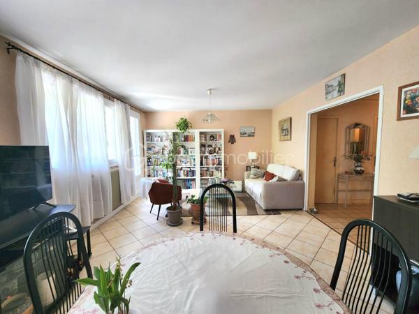 APPARTEMENT LUMINEUX AU SEIN DE LA VERDOYANTE RÉSIDENCE SÉCURISÉE MARECHALE SAINT MARTIN, APPRÉCIÉE PAR LES FAMILLES AVEC ESPACES VERTS, AIRE DE JEUX, ACCÈS DIRECT AU BOIS, QUARTIER PROCHE COMMERCES ET ÉCOLES À MOINS DE 2 MIN À PIED.

Appartement situé au 1er étage au calme en fond de résidence, il vous offre:
- Une belle entrée avec rangements (porte blindée récente, 7 points, coupe feu) et WC séparés
- Un séjour / salle à manger lumineux avec accès à un petit balcon donnant sur le bois (anciennement 3ème chambre), aucun vis-à-vis !
- Une spacieuse cuisine séparée avec loggia sécurisée servant de cellier 
Côté nuit:
- 2 chambres 
- Salle d'eau avec fenêtre double vitrage, sèche serviettes 
Une grande cave au sous sol et une place de stationnement privative en extérieur complètent ce bien.

Prestations : Double vitrage PVC / chauffage gaz individuel, chaudière récente / fibre/ interphone / vigik / portail motorisé pour accès à la résidence et au stationnement, gardien.
ON AIME :
- La tranquillité de la résidence et ses espaces verts
- Les volumes de l’appartement et son agencement
- La proximité avec les écoles et les commerces À 2 PAS DE LA PLACE DE VERDUN ET DU GROUPE SCOLAIRE MOULIN/MONNET (MATERNELLE ET PRIMAIRE) , AU CALME EN FOND DE RÉSIDENCE SANS VIS-A-VIS !