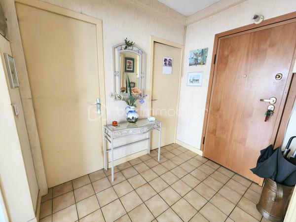 APPARTEMENT LUMINEUX AU SEIN DE LA VERDOYANTE RÉSIDENCE SÉCURISÉE MARECHALE SAINT MARTIN, APPRÉCIÉE PAR LES FAMILLES AVEC ESPACES VERTS, AIRE DE JEUX, ACCÈS DIRECT AU BOIS, QUARTIER PROCHE COMMERCES ET ÉCOLES À MOINS DE 2 MIN À PIED.

Appartement situé au 1er étage au calme en fond de résidence, il vous offre:
- Une belle entrée avec rangements (porte blindée récente, 7 points, coupe feu) et WC séparés
- Un séjour / salle à manger lumineux avec accès à un petit balcon donnant sur le bois (anciennement 3ème chambre), aucun vis-à-vis !
- Une spacieuse cuisine séparée avec loggia sécurisée servant de cellier 
Côté nuit:
- 2 chambres 
- Salle d'eau avec fenêtre double vitrage, sèche serviettes 
Une grande cave au sous sol et une place de stationnement privative en extérieur complètent ce bien.

Prestations : Double vitrage PVC / chauffage gaz individuel, chaudière récente / fibre/ interphone / vigik / portail motorisé pour accès à la résidence et au stationnement, gardien.
ON AIME :
- La tranquillité de la résidence et ses espaces verts
- Les volumes de l’appartement et son agencement
- La proximité avec les écoles et les commerces À 2 PAS DE LA PLACE DE VERDUN ET DU GROUPE SCOLAIRE MOULIN/MONNET (MATERNELLE ET PRIMAIRE) , AU CALME EN FOND DE RÉSIDENCE SANS VIS-A-VIS !