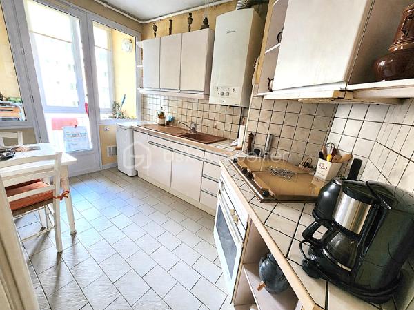 APPARTEMENT LUMINEUX AU SEIN DE LA VERDOYANTE RÉSIDENCE SÉCURISÉE MARECHALE SAINT MARTIN, APPRÉCIÉE PAR LES FAMILLES AVEC ESPACES VERTS, AIRE DE JEUX, ACCÈS DIRECT AU BOIS, QUARTIER PROCHE COMMERCES ET ÉCOLES À MOINS DE 2 MIN À PIED.

Appartement situé au 1er étage au calme en fond de résidence, il vous offre:
- Une belle entrée avec rangements (porte blindée récente, 7 points, coupe feu) et WC séparés
- Un séjour / salle à manger lumineux avec accès à un petit balcon donnant sur le bois (anciennement 3ème chambre), aucun vis-à-vis !
- Une spacieuse cuisine séparée avec loggia sécurisée servant de cellier 
Côté nuit:
- 2 chambres 
- Salle d'eau avec fenêtre double vitrage, sèche serviettes 
Une grande cave au sous sol et une place de stationnement privative en extérieur complètent ce bien.

Prestations : Double vitrage PVC / chauffage gaz individuel, chaudière récente / fibre/ interphone / vigik / portail motorisé pour accès à la résidence et au stationnement, gardien.
ON AIME :
- La tranquillité de la résidence et ses espaces verts
- Les volumes de l’appartement et son agencement
- La proximité avec les écoles et les commerces À 2 PAS DE LA PLACE DE VERDUN ET DU GROUPE SCOLAIRE MOULIN/MONNET (MATERNELLE ET PRIMAIRE) , AU CALME EN FOND DE RÉSIDENCE SANS VIS-A-VIS !