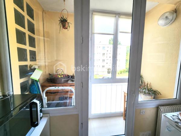 APPARTEMENT LUMINEUX AU SEIN DE LA VERDOYANTE RÉSIDENCE SÉCURISÉE MARECHALE SAINT MARTIN, APPRÉCIÉE PAR LES FAMILLES AVEC ESPACES VERTS, AIRE DE JEUX, ACCÈS DIRECT AU BOIS, QUARTIER PROCHE COMMERCES ET ÉCOLES À MOINS DE 2 MIN À PIED.

Appartement situé au 1er étage au calme en fond de résidence, il vous offre:
- Une belle entrée avec rangements (porte blindée récente, 7 points, coupe feu) et WC séparés
- Un séjour / salle à manger lumineux avec accès à un petit balcon donnant sur le bois (anciennement 3ème chambre), aucun vis-à-vis !
- Une spacieuse cuisine séparée avec loggia sécurisée servant de cellier 
Côté nuit:
- 2 chambres 
- Salle d'eau avec fenêtre double vitrage, sèche serviettes 
Une grande cave au sous sol et une place de stationnement privative en extérieur complètent ce bien.

Prestations : Double vitrage PVC / chauffage gaz individuel, chaudière récente / fibre/ interphone / vigik / portail motorisé pour accès à la résidence et au stationnement, gardien.
ON AIME :
- La tranquillité de la résidence et ses espaces verts
- Les volumes de l’appartement et son agencement
- La proximité avec les écoles et les commerces À 2 PAS DE LA PLACE DE VERDUN ET DU GROUPE SCOLAIRE MOULIN/MONNET (MATERNELLE ET PRIMAIRE) , AU CALME EN FOND DE RÉSIDENCE SANS VIS-A-VIS !
