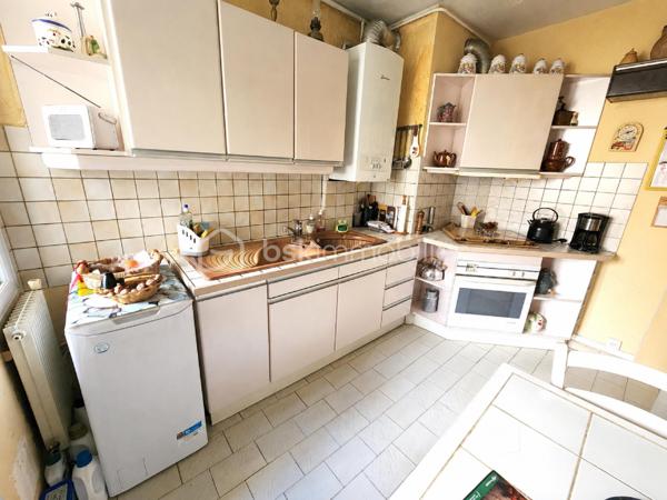 APPARTEMENT LUMINEUX AU SEIN DE LA VERDOYANTE RÉSIDENCE SÉCURISÉE MARECHALE SAINT MARTIN, APPRÉCIÉE PAR LES FAMILLES AVEC ESPACES VERTS, AIRE DE JEUX, ACCÈS DIRECT AU BOIS, QUARTIER PROCHE COMMERCES ET ÉCOLES À MOINS DE 2 MIN À PIED.

Appartement situé au 1er étage au calme en fond de résidence, il vous offre:
- Une belle entrée avec rangements (porte blindée récente, 7 points, coupe feu) et WC séparés
- Un séjour / salle à manger lumineux avec accès à un petit balcon donnant sur le bois (anciennement 3ème chambre), aucun vis-à-vis !
- Une spacieuse cuisine séparée avec loggia sécurisée servant de cellier 
Côté nuit:
- 2 chambres 
- Salle d'eau avec fenêtre double vitrage, sèche serviettes 
Une grande cave au sous sol et une place de stationnement privative en extérieur complètent ce bien.

Prestations : Double vitrage PVC / chauffage gaz individuel, chaudière récente / fibre/ interphone / vigik / portail motorisé pour accès à la résidence et au stationnement, gardien.
ON AIME :
- La tranquillité de la résidence et ses espaces verts
- Les volumes de l’appartement et son agencement
- La proximité avec les écoles et les commerces À 2 PAS DE LA PLACE DE VERDUN ET DU GROUPE SCOLAIRE MOULIN/MONNET (MATERNELLE ET PRIMAIRE) , AU CALME EN FOND DE RÉSIDENCE SANS VIS-A-VIS !