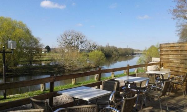 Bar-restaurant avec magnifique terrasse sur La Creuse