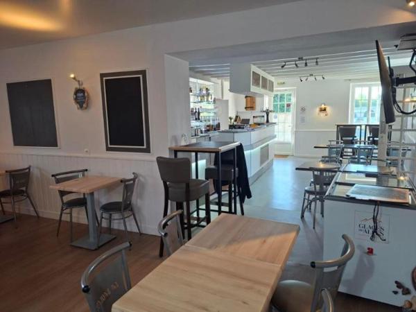 Bar-restaurant avec magnifique terrasse sur La Creuse