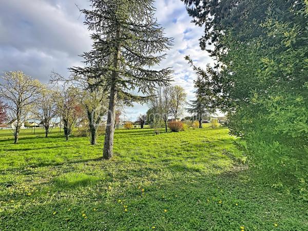 ✨À vendre en exclusivité chez BSK Immobilier : superbe terrain plat, situé au cœur du village proche de toutes les commodités. Idéal pour votre projet de construction. Contactez-moi dès maintenant !
Non viabilisé- viabilisation à proximité. Libre de tout constructeur- CU Opérationnel.
Brazey en Plaine est un village avec toutes les commodités: transport, commerce, école, collège, médecins...
Contactez moi pour plus de renseignements😉