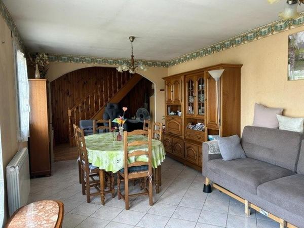 Situé sur le secteur D'Anet, dans un quartier calme et recherché proche des écoles, commerces