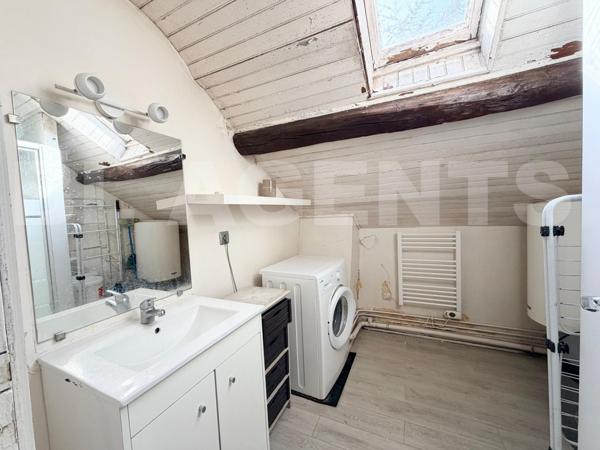 Studio plein de potentiel - 17 m2 Carrez (30 m2 au sol) + parking