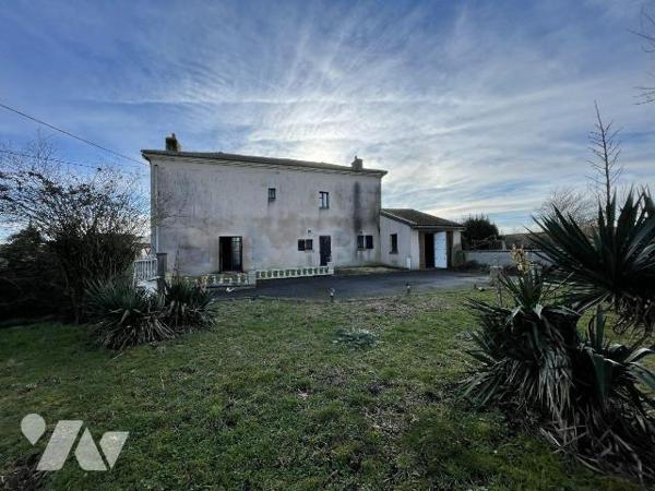 Saint Maurice Etusson, axe Argentonnay et Vihiers, cette maison offre de beaux volumes et un fo...