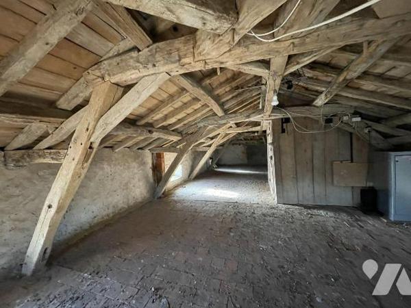 Saint Maurice Etusson, axe Argentonnay et Vihiers, cette maison offre de beaux volumes et un fo...