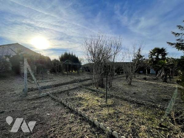 Saint Maurice Etusson, axe Argentonnay et Vihiers, cette maison offre de beaux volumes et un fo...