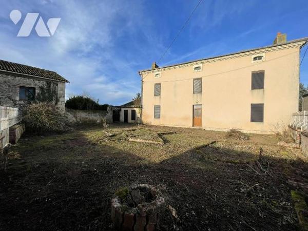 Saint Maurice Etusson, axe Argentonnay et Vihiers, cette maison offre de beaux volumes et un fo...