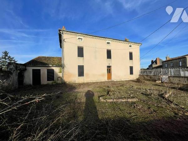 Saint Maurice Etusson, axe Argentonnay et Vihiers, cette maison offre de beaux volumes et un fo...