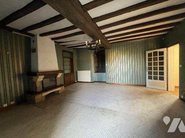 Saint Maurice Etusson, axe Argentonnay et Vihiers, cette maison offre de beaux volumes et un fo...