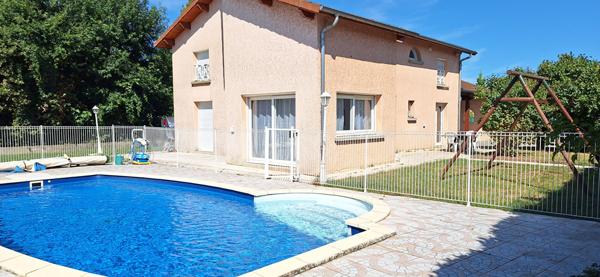 Maison contemporaine à vendre à Saint Denis Les Bourg - 6 chambres  , grand garage et piscine