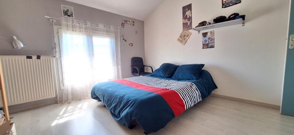 Maison contemporaine à vendre à Saint Denis Les Bourg - 6 chambres  , grand garage et piscine