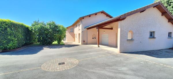 Maison contemporaine à vendre à Saint Denis Les Bourg - 6 chambres  , grand garage et piscine