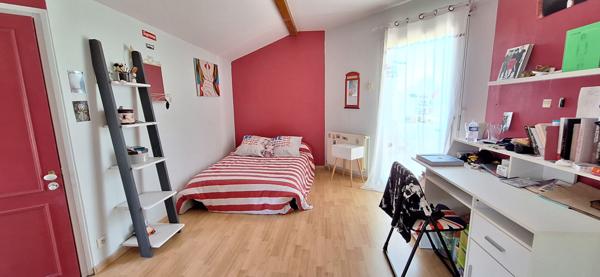 Maison contemporaine à vendre à Saint Denis Les Bourg - 6 chambres  , grand garage et piscine