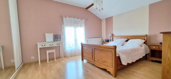 Maison contemporaine à vendre à Saint Denis Les Bourg - 6 chambres  , grand garage et piscine