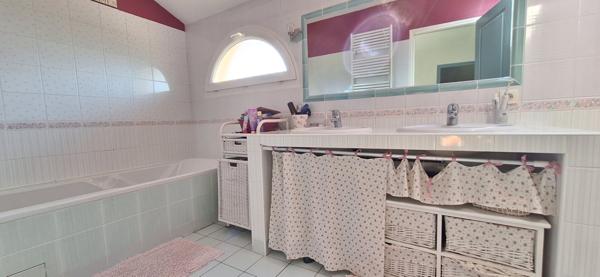 Maison contemporaine à vendre à Saint Denis Les Bourg - 6 chambres  , grand garage et piscine