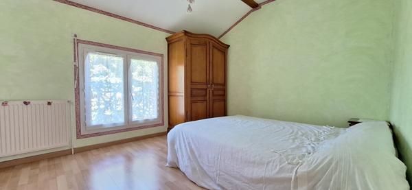 Maison contemporaine à vendre à Saint Denis Les Bourg - 6 chambres  , grand garage et piscine