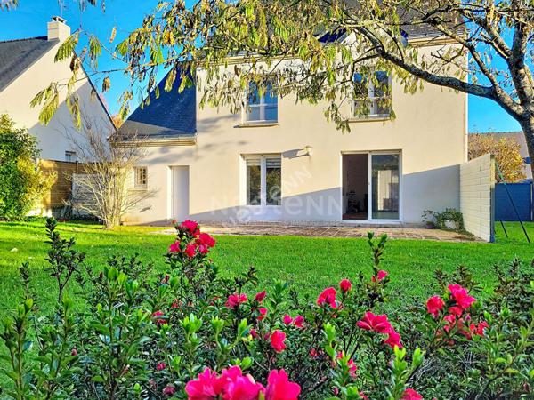 Orvault Cholière : EN VENTE Maison familiale de 1995, 110 m², 3 chambres, salon-séjour avec triple exposition, terrasse Ouest, beau jardin arboré.