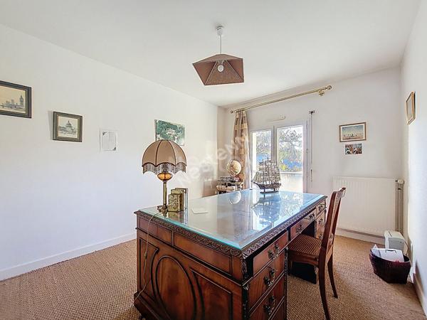 Orvault Cholière : EN VENTE Maison familiale de 1995, 110 m², 3 chambres, salon-séjour avec triple exposition, terrasse Ouest, beau jardin arboré.