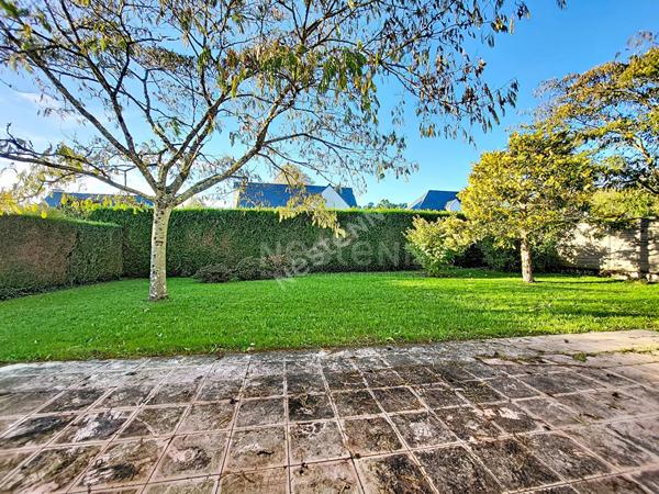 Orvault Cholière : EN VENTE Maison familiale de 1995, 110 m², 3 chambres, salon-séjour avec triple exposition, terrasse Ouest, beau jardin arboré.