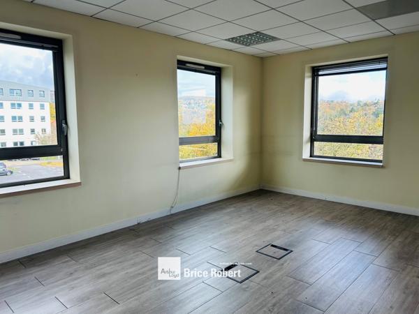 Bureaux à louer à Limonest avec nombreux parkings et accès rapides autoroutes