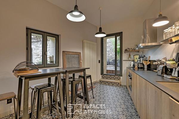 Maison de village aux volumes généreux, avec piscine et garage