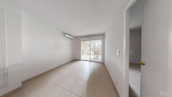 À vendre (loué) - T2 récent avec terrasse et parking couvert. Investissement sécurisé